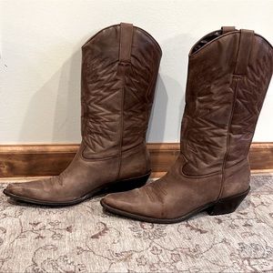 Womens cowboy boots! Size 9. Man made sole, real leather. Pointed toe.